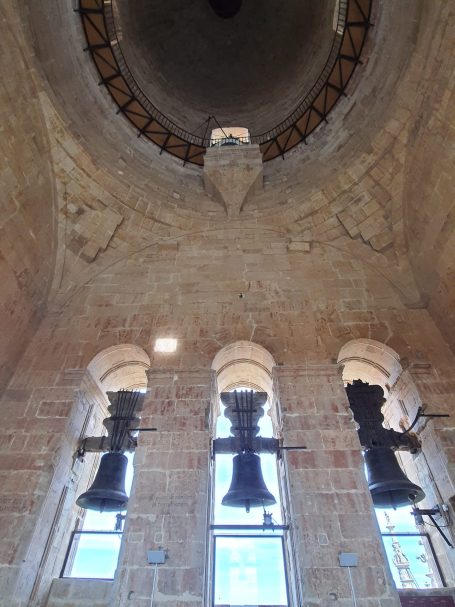 Las campanas de la torre de la Catedral Vieja Las campanas de la torre de la Catedral Vieja